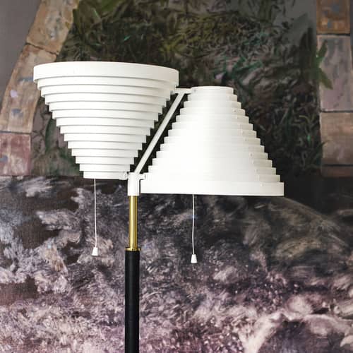 Lampadaire A810 / Alvar Aalto, 1959 - ARTEK - Blanc / Noir - Acier, Acier recouvert de cuir, Laiton poli