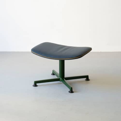 Repose-pieds Arba / Cuir - Bouroullec, 2024 - raawii - Cuir bleu foncé / Base vert foncé - Acier, Aluminium, Contreplaqué, Cuir, Mousse