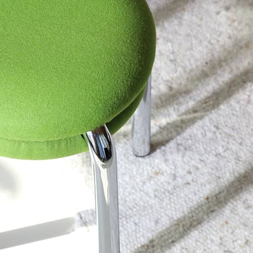 Tabouret rembourré Macaron tissu vert - & klevering - Tissu vert / Chromé - Métal laqué, Mousse, Tissu recyclé
