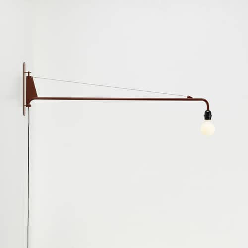 Applique con presa Petite Potence metallo rosso / Jean Prouvé (1947) - L 104 cm - Vitra - Rosso giapponese - Acciaio epossidico