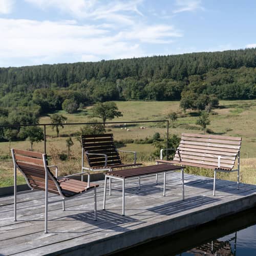 Banc avec dossier Traverse Lounge bois marron / L 114 cm - Avec accoudoirs / Bouroullec - Hay - Banc / Bois marron - Aluminium, Frêne massif traité thermiquement
