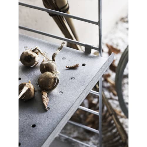 Etagère OUTDOOR métal perforé / Rebord bas - L 58 x P 30 cm - String Furniture - Rebord bas - Aluzinc