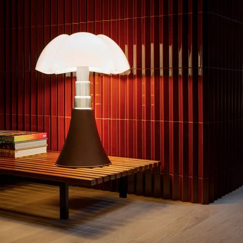 Lampe de table Pipistrello / H 66 à 86 cm - Gae Aulenti, 1965 - Martinelli Luce - Bronze - Acier chromé, Aluminium verni, Méthacrylate opalin