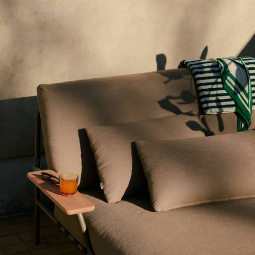 Bain de soleil double Settle tissu marron - Muuto - Taupe (tissu Ribbed Weave 5) - Acier, Bois de sapele acajou, Mousse, Sangles, Tissu outdoor