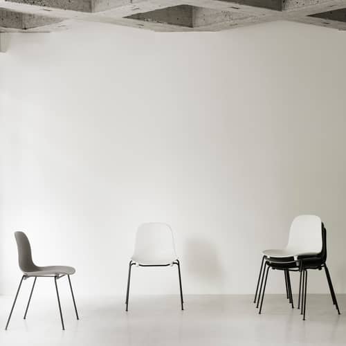 Sedia impilabile Form materiale plastico verde / 4 gambe metalllo - Normann Copenhagen - Verde - Acciaio laccato, Polipropilene