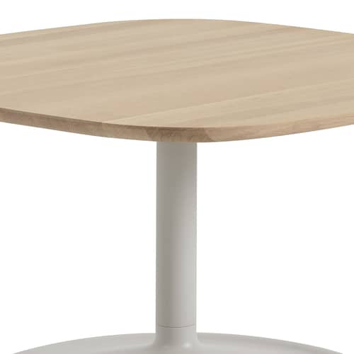 Soft Coffee table natural wood / 70 x 70 x H 42 cm - Muuto - Natural oak / Grey base, legs - Moulded aluminium, Solid oak