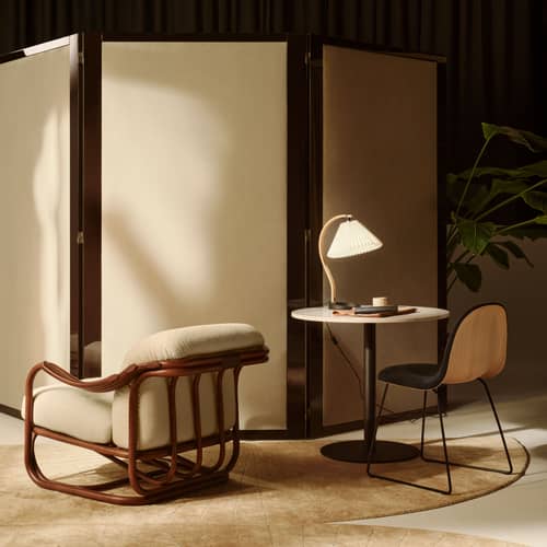Fauteuil rembourré Tria / Réédition 1973 - Gubi - Blanc (tissu bouclé) / Rotin foncé - Mousse, Rotin, Tissu bouclé