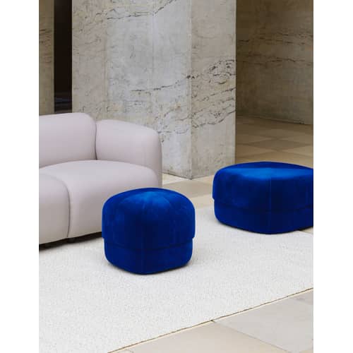 Pouf Circus Small tissu bleu / Ø 46 cm - Velours - Normann Copenhagen - Bleu électrique - Bois, Mousse, Velours