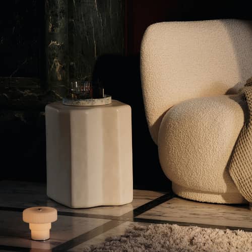 Chauffeuse Rico Piccolo / Tissu bouclé - Ferm Living - Blanc cassé (tissu bouclé) - Bois, Mousse, Tissu bouclé