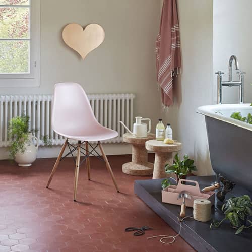 Chaise RE DSW - Eames Plastic Side Chair / (1950) - Pieds bois clair / Recyclé - Vitra - Rose tendre / érable nuance jaune - Érable massif, Plastique recyclé post-consommation