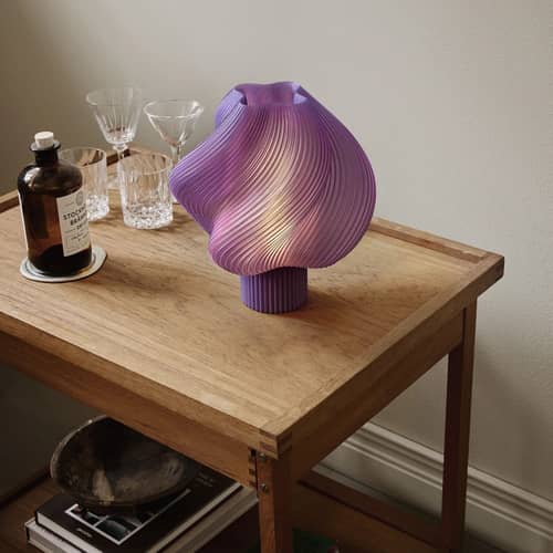 Lampe de table Soft Serve Regular violet / H 26 cm - CRÈME ATELIER - Sorbet lavande - PLA recyclé
