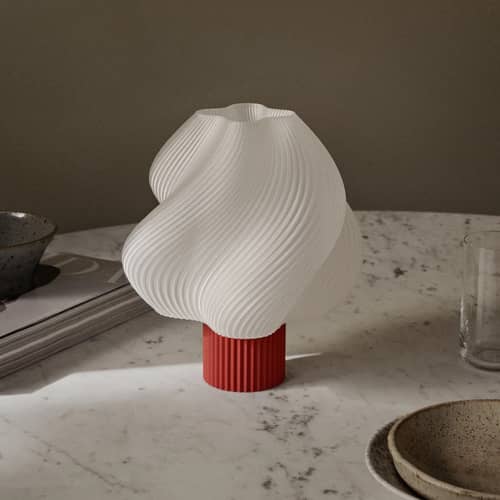 Lampe sans fil rechargeable Soft Serve rouge - CRÈME ATELIER - Rhubarbe / blanc - PLA recyclé