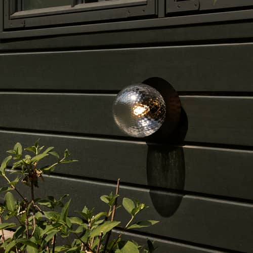 Applique d\'extérieur verre facetté Liila 1 OUTDOOR / Plafonnier - NUURA - Transparent facetté / Noir - Aluminium thermolaqué, Verre soufflé bouche