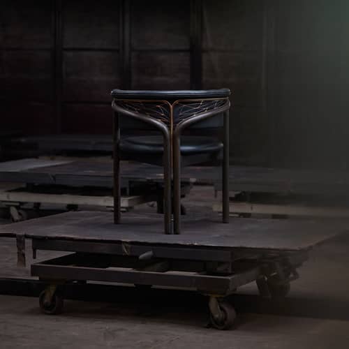 Poltrona imbottita Volita INDOOR pelle nero - MORPHO - Pelle nera / Marrone scuro - Metallo, Pelle semi-anilina, Schiuma ad alta densità, Teak massello