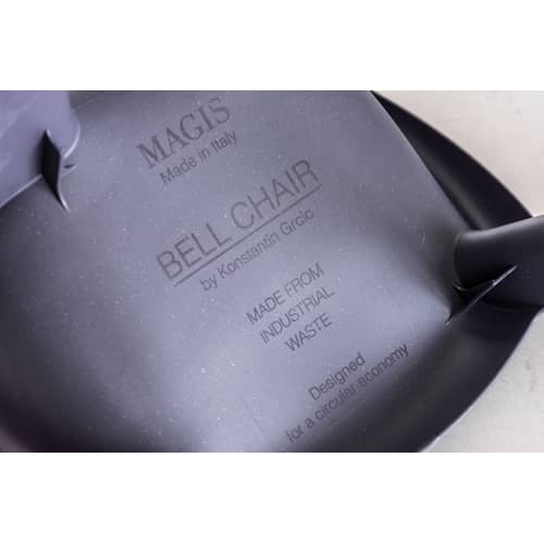 Poltrona impilabile Bell materiale plastico blu / By Konstantin Grcic / Polipropilene riciclato - Eco-concepito - Magis - Blu Midnight - Polipropilene riciclato