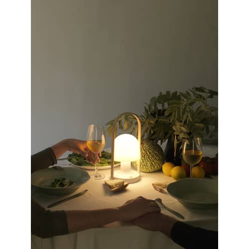 FollowMe Wireless rechargeable lamp plastic material white natural wood / LED - H 29 cm - Marset - White & wood - Oak plywood, Polycarbonate