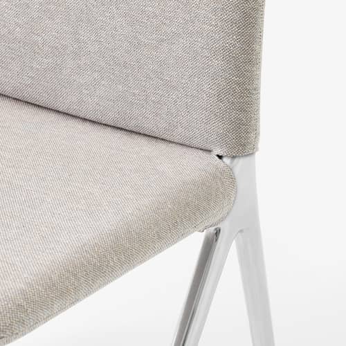 Chaise rembourrée Kape IF7 tissu gris - &tradition - Tissu gris (Clay 03) / Pieds chromés - Aluminium, Bois certifié FSC, Mousse, Tissu