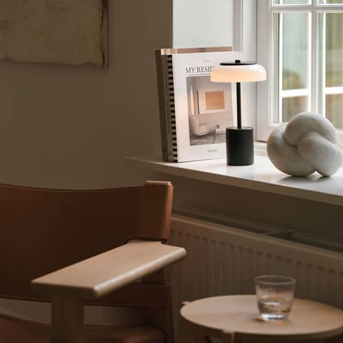 Kabellose, wiederaufladbare Außenlampe Blossi LED plastikmaterial schwarz / H 26 cm - NUURA - Schwarz / Opalinweiß - Metall, Polyacryl