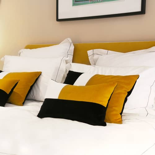 Kissen Echec et Mat textil gelb / Velours - 30 x 50 cm - Maison Sarah Lavoine - Ocker, schwarz, Jasmin - Schaumstoff, Velours