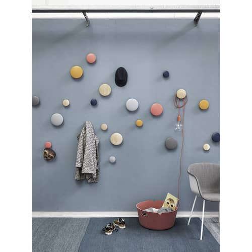 Patère The Dots Wood Small / Bois - Ø 9 cm - Muuto - Gris foncé - Frêne teinté