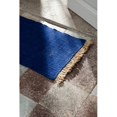 Tappeto Block Mat tessuto blu / 50 x 80 cm - Juta & bottiglie plastica riciclate - Ferm Living - Blu -  PET recyclé, Iuta