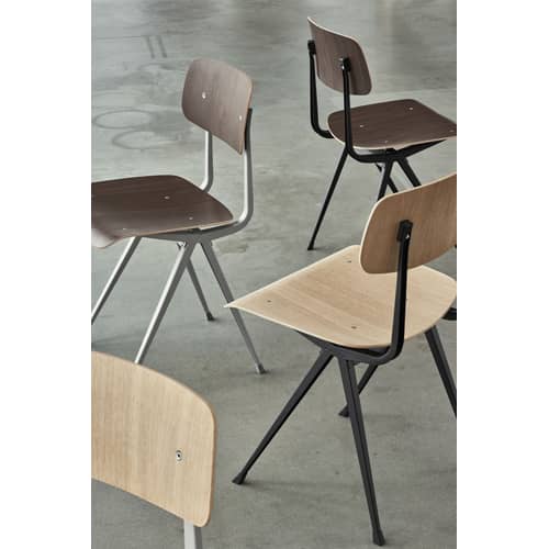 Chaise Result noir bois naturel / Réédition 1958 - Hay - Chêne clair / Pieds noirs - Acier laqué, Contreplaqué de chêne