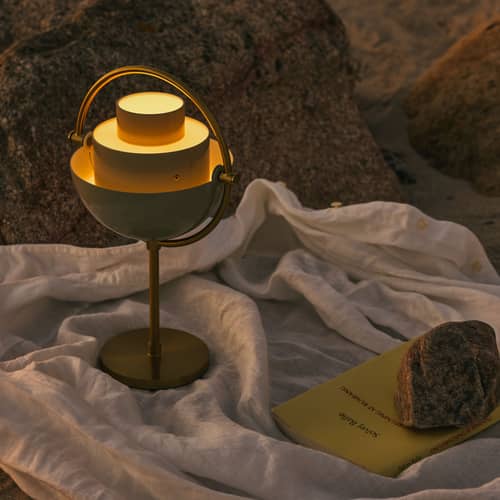 Lampe extérieur sans fil rechargeable Multi-Lite métal gris / Louis Weisdorf, 1972 - Gubi - Gris pastel / Base laiton - Laiton