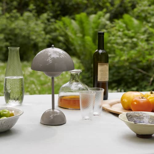 Lampe sans fil rechargeable Flowerpot VP9 plastique gris beige / Ø 16 x H 29 cm - Verner Panton, 1968 - &tradition - Gris-beige - Polycarbonate
