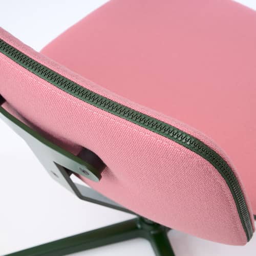 Drehsessel Arba textil rosa / Stoff - Bouroullec, 2024 - raawii - Rosa (Vidar 0622) / Sockel Dunkelgrün - Aluminium, Furnier, Kvadrat-Gewebe, Schaumstoff, Stahl