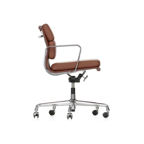 Fauteuil à roulettes Soft Pad EA 217 cuir marron / Eames, 1969 - Vitra - Cognac (cuir) / Pied chromé - Aluminium injecté, Cuir, Mousse polyuréthane