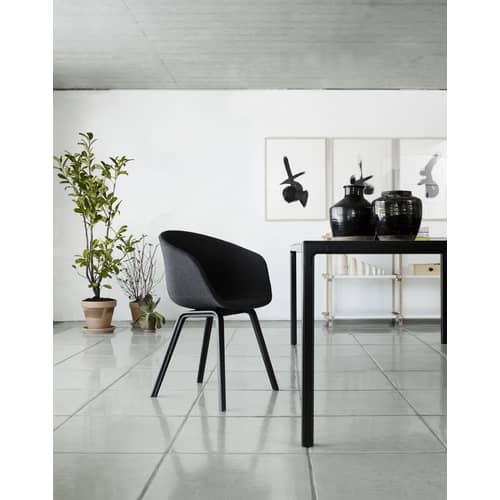 Fauteuil rembourré About a chair AAC23 tissu gris noir / Tissu intégral & chêne teinté - Hay - Gris foncé / Noir - Contreplaqué de chêne teinté, Mousse, Polypropylène, Tissu