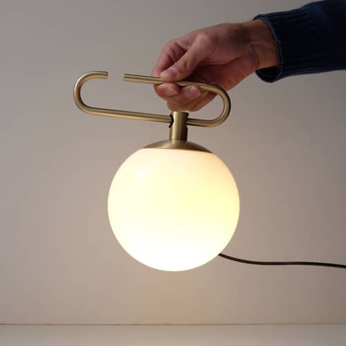 Lampe de table nh1217 métal verre or / Baladeuse - à poser ou suspendre - Artemide - Laiton / Sphère blanche - Laiton brossé, Verre soufflé