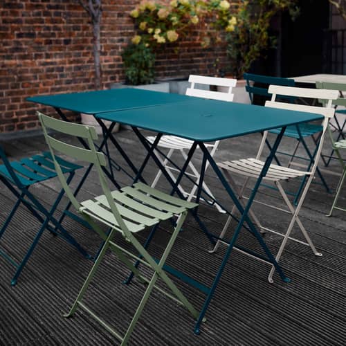 Tavolo pieghevole Bistro metallo verde / 71 x 71 cm - 3/4 persone - Foro ombrellone - Fermob - Pesto - Acciaio laccato