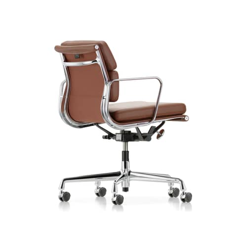 Sessel mit Rollen Soft Pad EA 217 leder braun / Mittelhohe Rückenlehne - Leder / Eames, 1969 - Vitra - cognac (Leder) / Aluminium verchromt - Aluminium-Druckguß, Leder, Polyurethan-Schaum