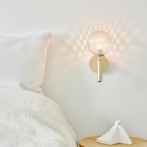 Bad-Wandlampe Miira glas transparent - NUURA - Transparent (facettiert) / Gold, transparent - Aluminium, mundgeblasenes Glas