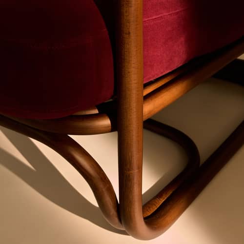 Gepolsterter Sessel Tria faser rot / Neuauflage 1973 - Gubi - Bordeaux (Velours-Stoff) / Dunkles Rattan - Rattan, Schaumstoff, Velours