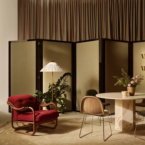Gepolsterter Sessel Tria faser rot / Neuauflage 1973 - Gubi - Bordeaux (Velours-Stoff) / Dunkles Rattan - Rattan, Schaumstoff, Velours