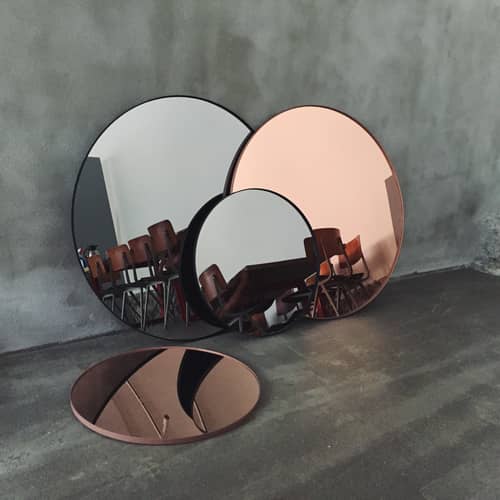 Miroir mural Circum Small métal rose / Ø 70 cm - AYTM - Rose fumé / Cadre rose - MDF peint, Verre