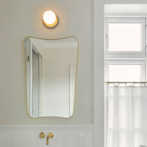 Applique salle de bains Liila 1 Small / Plafonnier - Ø 12 cm - NUURA - Doré / Blanc opalin - Aluminium, Verre soufflé bouche