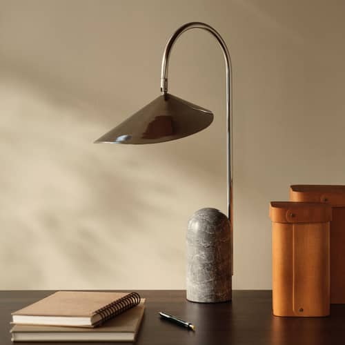 Lampe de table Arum métal / Orientable - Marbre / H 53 cm - Ferm Living - Acier poli / Marbre gris - Acier inoxydable, Marbre