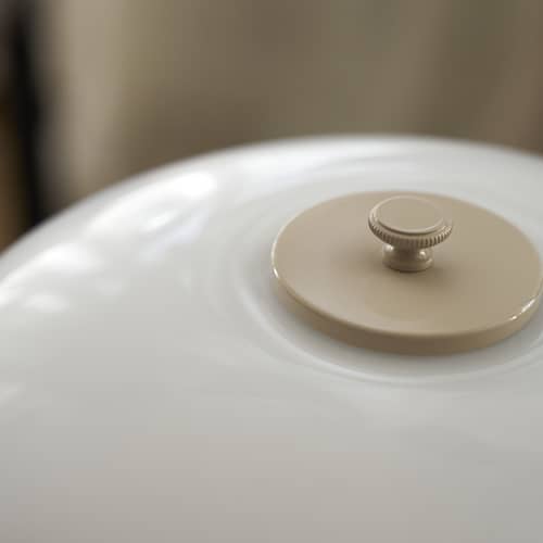 Lampe de table PH 2/1 beige / Réédition 1927 - Louis Poulsen - Beige brillant / Blanc - Aluminium laqué, Verre soufflé bouche