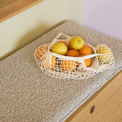 Gepolsterte Bank Alcove holz natur / Kiste mit Schublade - B 90 cm - HÜBSCH - Eiche / ecru - eichenfurnierte Holzfaserplatte, Gewebe, Schaumstoff