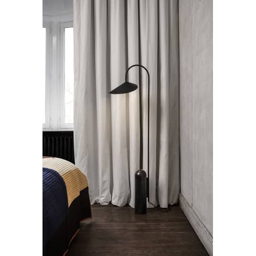 Lampadaire Arum métal marbre noir / marbre - Orientable - Ferm Living - Noir / Marbre noir - Acier laqué époxy, Marbre