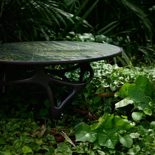 Runder Tisch Cena INDOOR marmor grün / Ø 150 cm (8 Personen) - Tablett aus Marmor mit Gravur - MORPHO - Grüner Marmor (geätzt) / Dunkelbrauner Fuß. - Marmor, Massives Teakholz