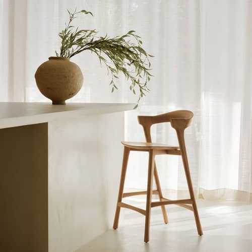 Sedia da bar Bok legno naturale / H 66 cm - Seduta in pelle - Ethnicraft - Rovere naturale verniciato / Pelle Cognac - Pelle, Rovere massello verniciato, Schiuma di poliuretano