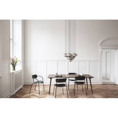 Chaise empilable Pavilion AV1 - &tradition - Noyer / Structure noire - Acier, Placage de noyer