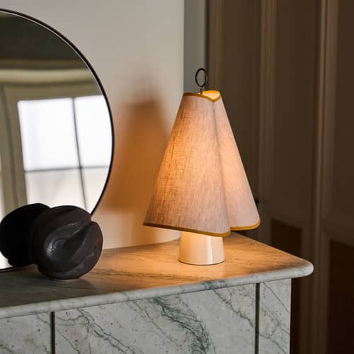 Lampe sans fil rechargeable Hornbæk LED toile beige - Gubi - Beige / jaune Poppy - Céramique, Laiton, Toile