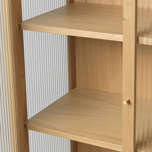 Vaisselier Reed bois naturel / Vitrine - L 70 x H 155 - Verre cannelé - Ferm Living - Chêne naturel / Verre cannelé - Chêne massif, Laiton massif, Placage chêne, Verre cannelé