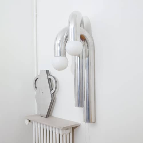 Applique avec prise Potence Double métal argent / H 110 cm - Axel Chay - Poli miroir - Aluminium poli, Verre