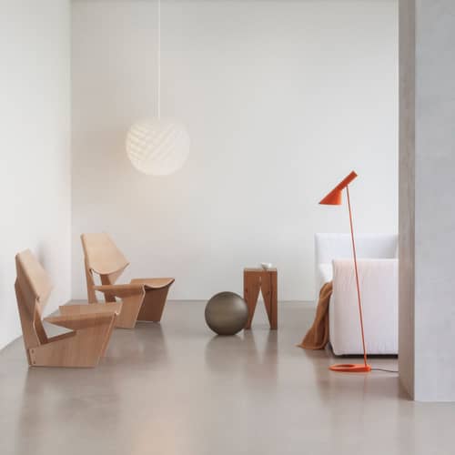 Lampada a stelo AJ metallo arancione / H 130 cm - orientabile / Arne Jacobsen, 1957 - Louis Poulsen - arancione elettrico - Acciaio, Ghisa